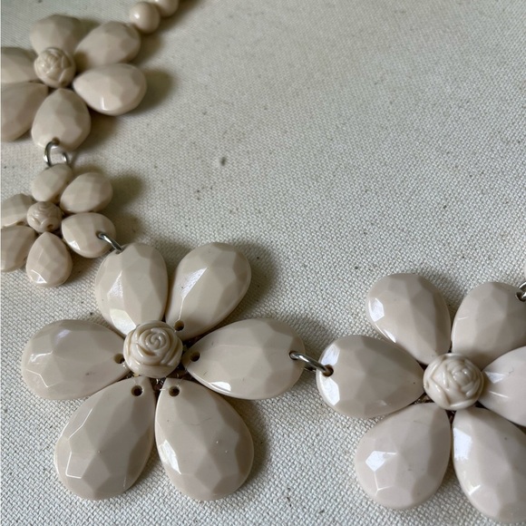 Elegant Cream Floral Necklace - Picture 2 of 4
